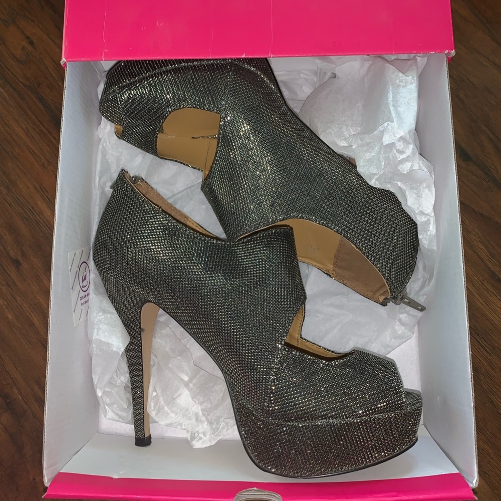 Shoedazzle “Dylan” Pumps